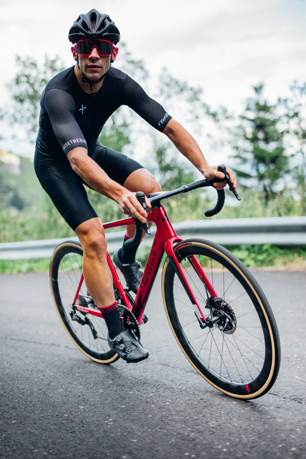 Rad-Sportshop Odenwaldbike - Männlicher Sportler in Sportkleidung beim Radfahren